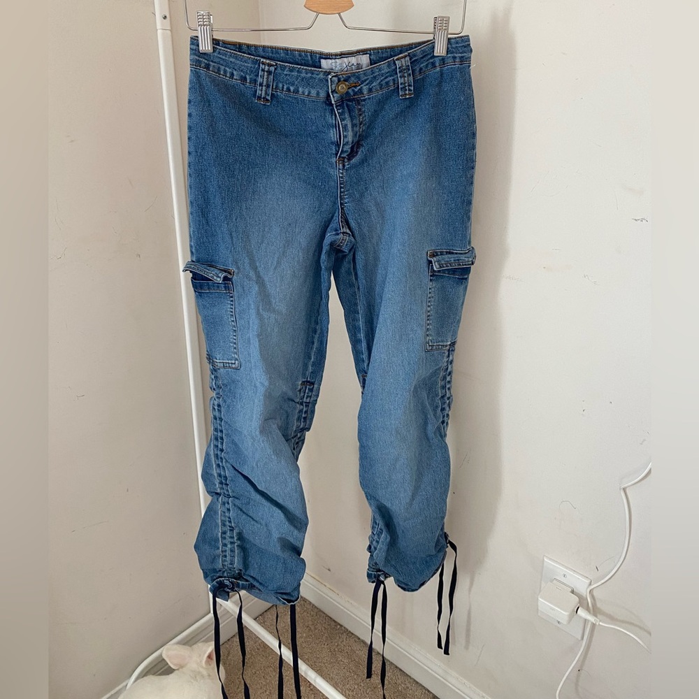 Cropped jeans with ties